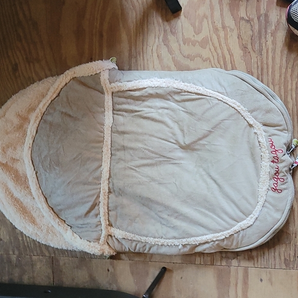 BNWOT baby car seat or st home sleeping snugly. - Picture 8 of 9